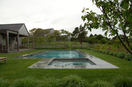 title:A good distance was kept between the main house and the pool area. This arrangement creates a 